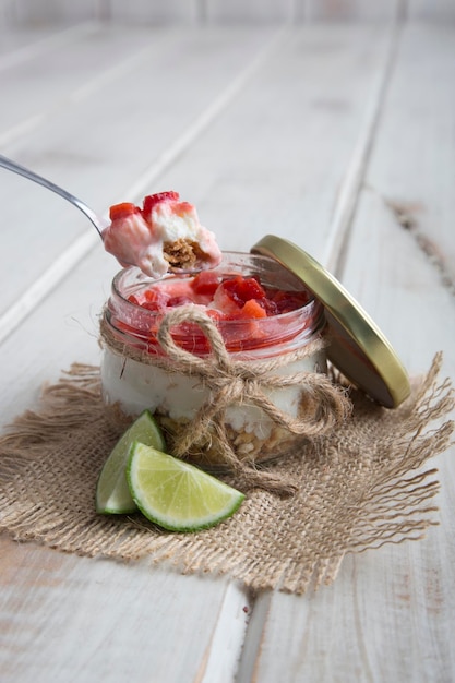 Gâteau au fromage aux fraises dessert portion personnelle dans un bocal en verre