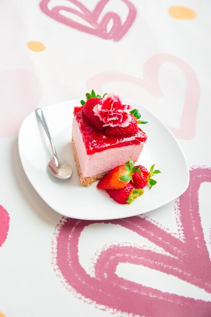 Gâteau au fromage aux fraises dessert traditionnel croûte de biscuits fait maison