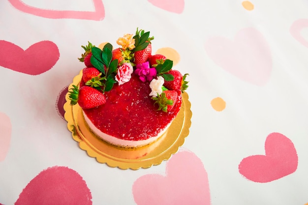 Gâteau au fromage aux fraises dessert traditionnel croûte de biscuits fait maison