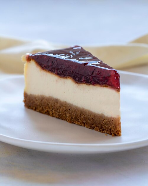 Gâteau au fromage aux fraises sur fond de bois