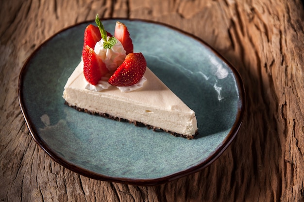 Gâteau au fromage aux fraises garni de crème fouettée