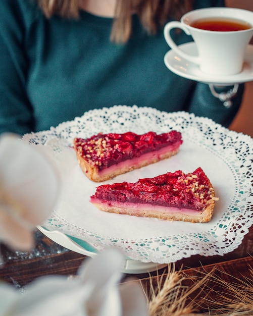 Gâteau au fromage aux fraises et tasse de thé