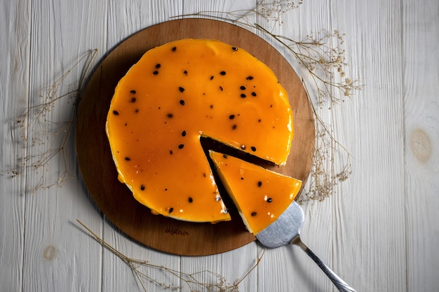 Gâteau au fromage aux fruits de la passion garni de crème fouettée