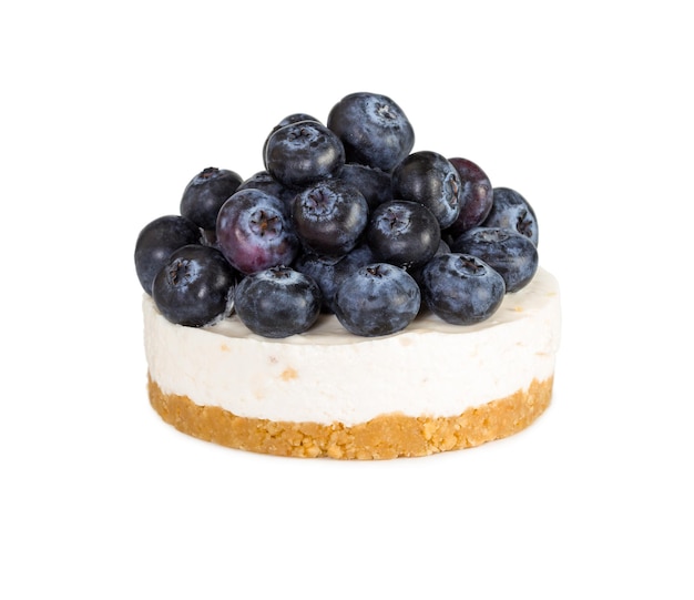 Gâteau au fromage avec des bleuets frais isolé sur fond blanc