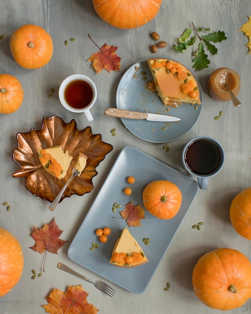 Gâteau au fromage à la citrouille et boisson sur la table