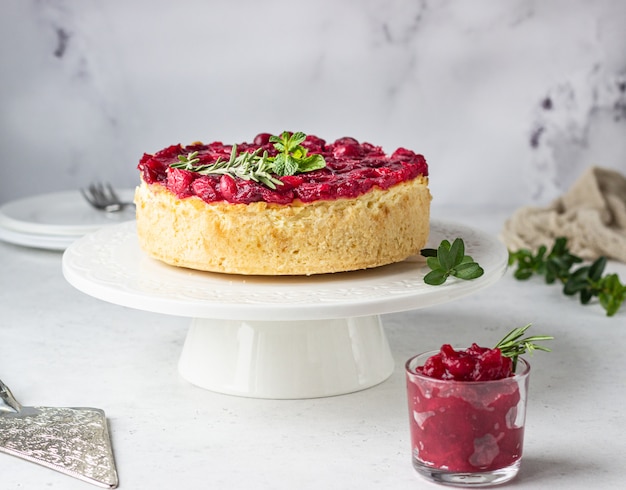 Gâteau au fromage classique de New York avec sauce aux canneberges, menthe et romarin