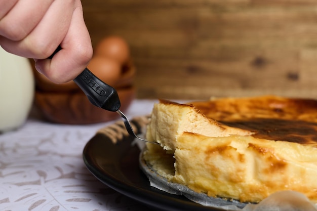 Gâteau au fromage crémeux sur fond marron et blanc