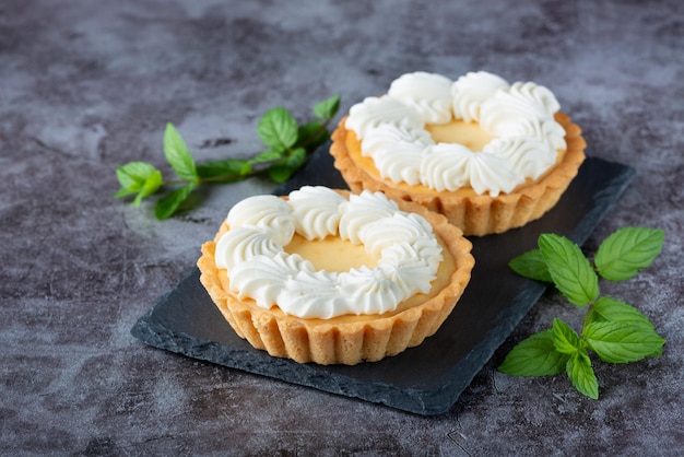 Gâteau au fromage crémeux à la menthe sur une table grise