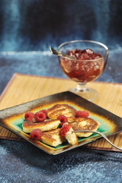 Gâteau au fromage ou crêpe au fromage avec framboises fraîches