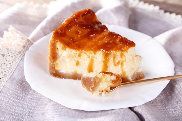 Gâteau au fromage dans une assiette sur une serviette