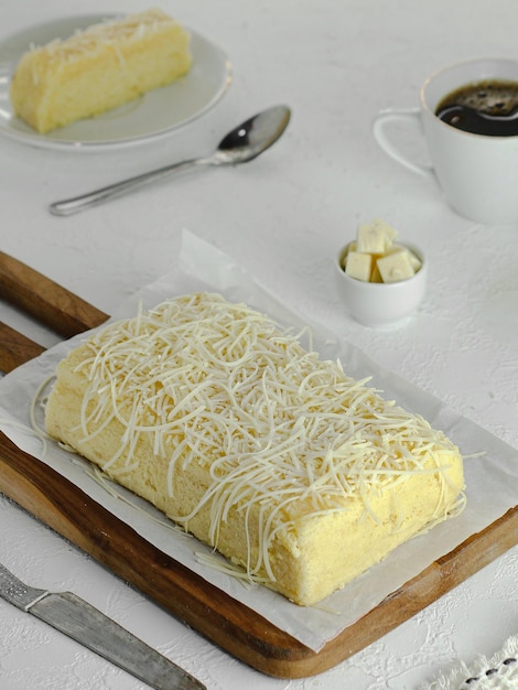 Gâteau au fromage éponge servi avec thé chaud