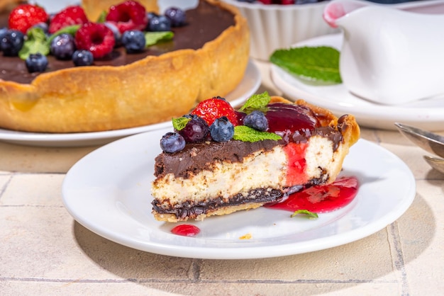 Gâteau au fromage fait maison au chocolat et aux baies