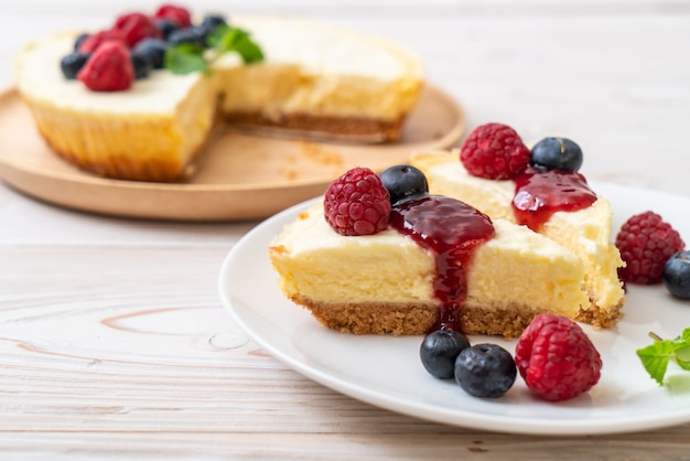 Gâteau au fromage fait maison avec framboises et myrtilles