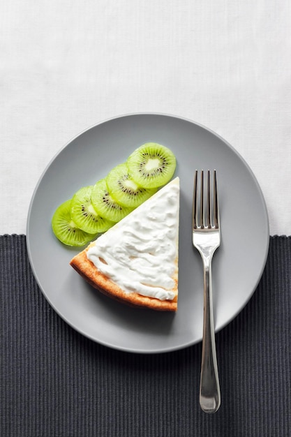 Gâteau au fromage fait maison avec des kiwis et de la crème