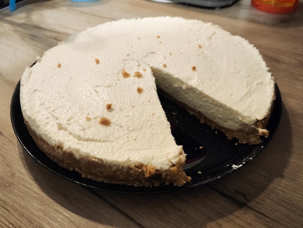 Un gâteau au fromage fait maison sur la table dans la cuisine