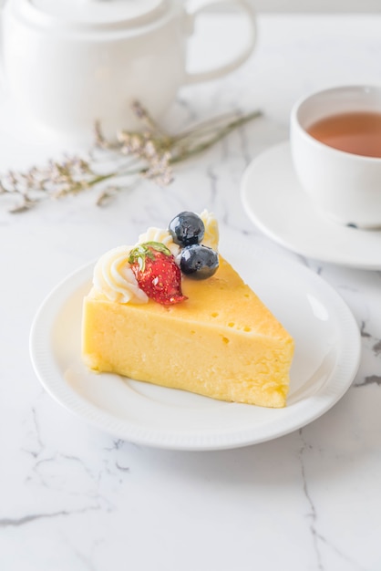 gâteau au fromage avec fraises et bleuets