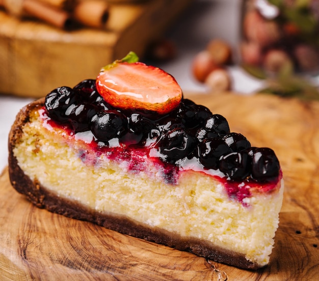 Gâteau au fromage avec des fraises fraîches se bouchent