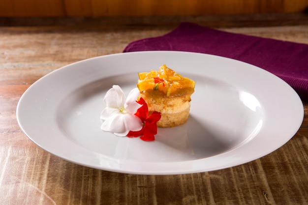 Gâteau au fromage avec gelée de carambole