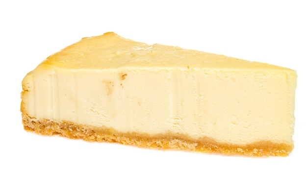 Gâteau au fromage isolé sur fond blanc