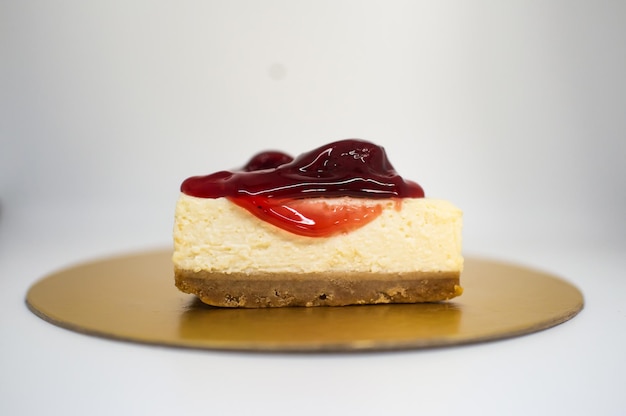 Gâteau au fromage italien servi dans un plat isolé sur fond sombre vue de dessus de la cuisine italienne