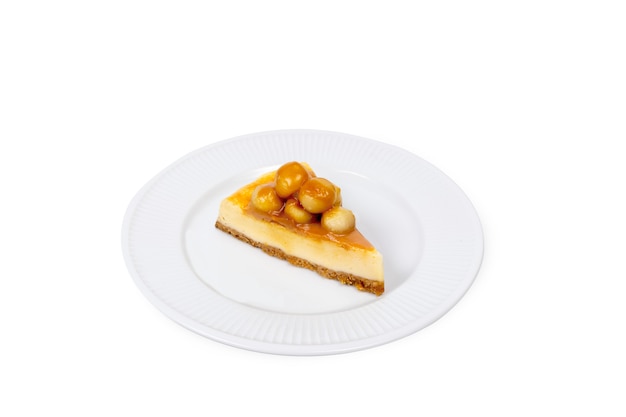 Gâteau au fromage macadamia sur fond blanc