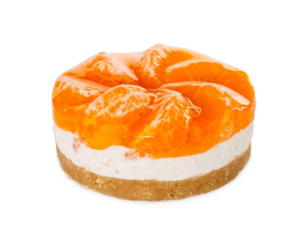 Gâteau au fromage à la mandarine fraîche isolé sur fond blanc