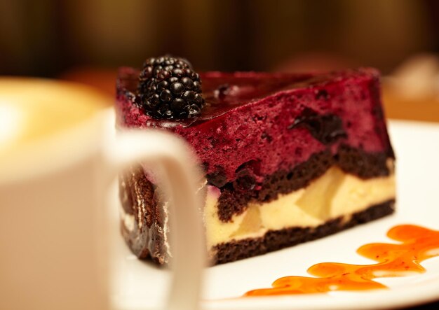 Un gâteau au fromage avec des mûres sur une assiette