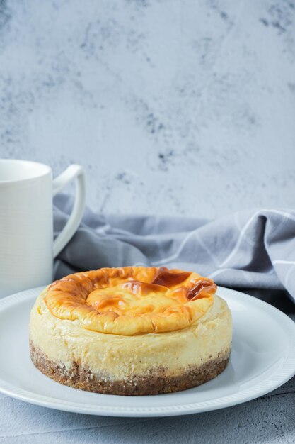 Gâteau au fromage de New York avec fond blanc