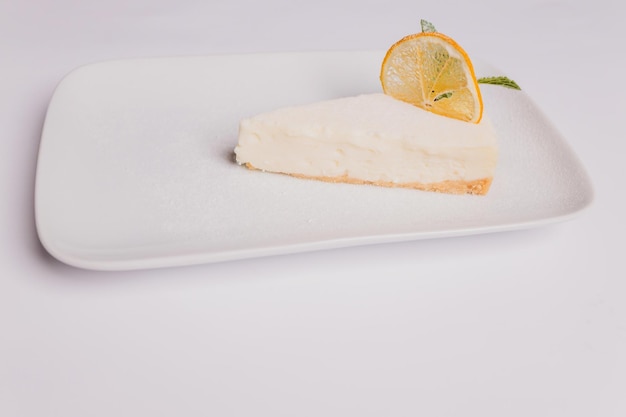 Gâteau au fromage ordinaire sur un fond blanc isolé avec un tracé de détourage