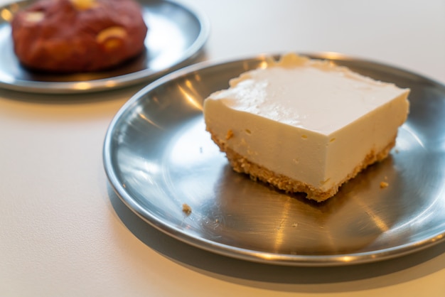 gâteau au fromage sur plaque au café restaurant