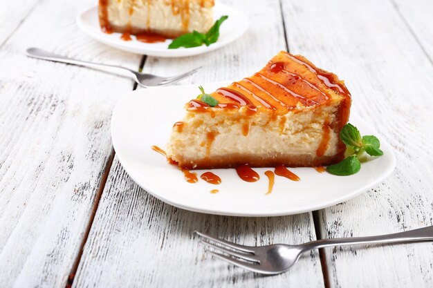 Gâteau au fromage en plaque sur fond de bois gris