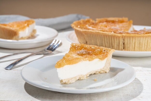 Un gâteau au fromage à la pomme fait maison.