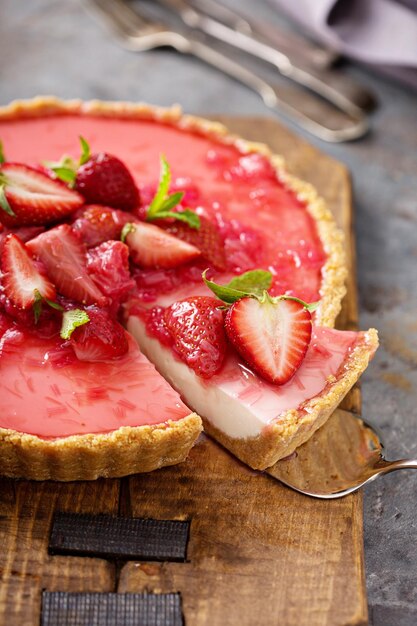 Photo un gâteau au fromage à la rhubarbe et à la fraise