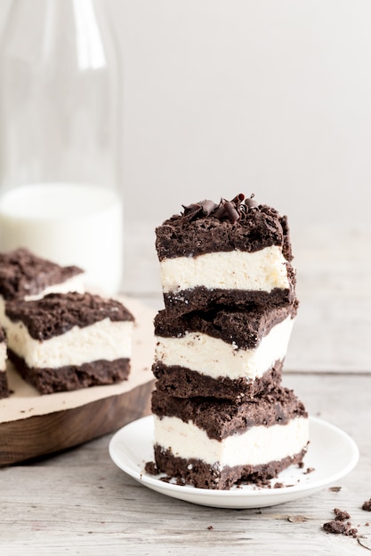 Gâteau au fromage royal avec des miettes de chocolat sur une plaque