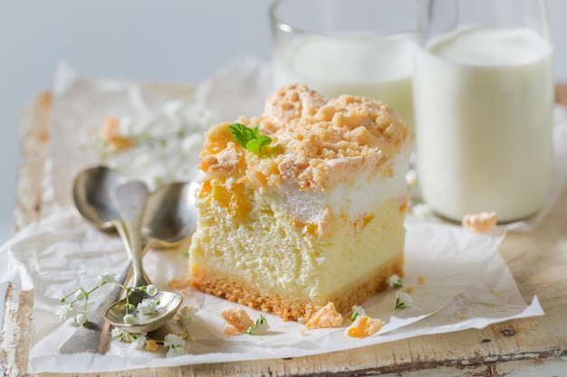 Gâteau au fromage rustique à base de pêche et de crumble