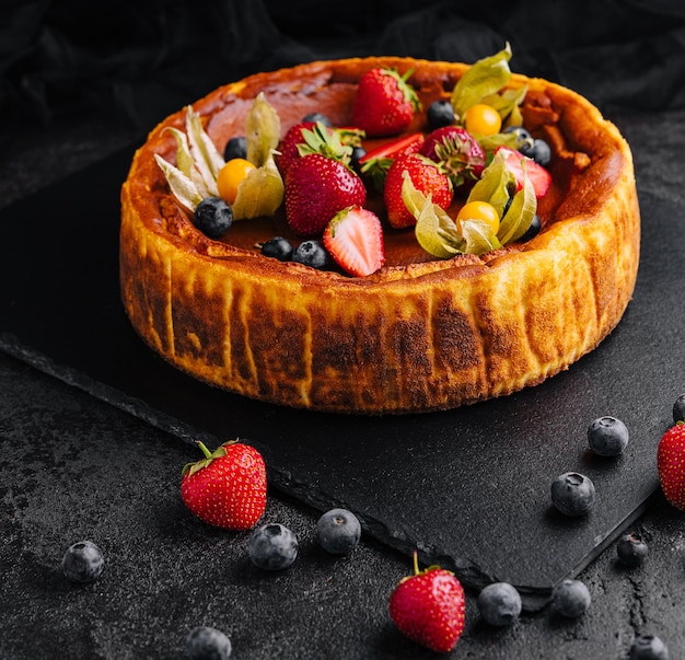 Gâteau au fromage de Saint-Sébastien aux baies sur plaque noire