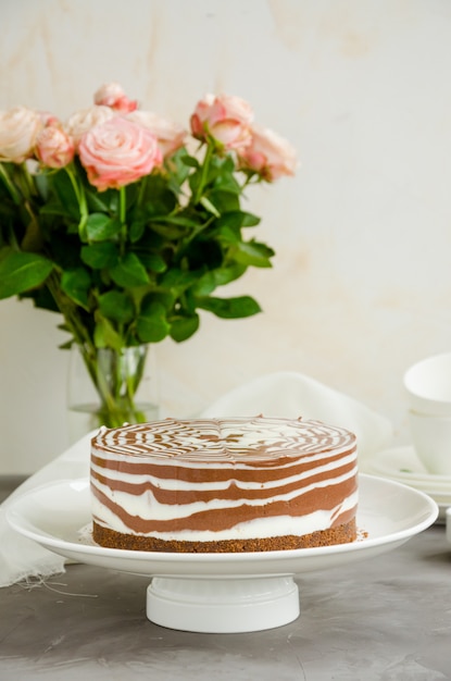 Gâteau au fromage sans marbre au zèbre avec des couches de vanille et de chocolat