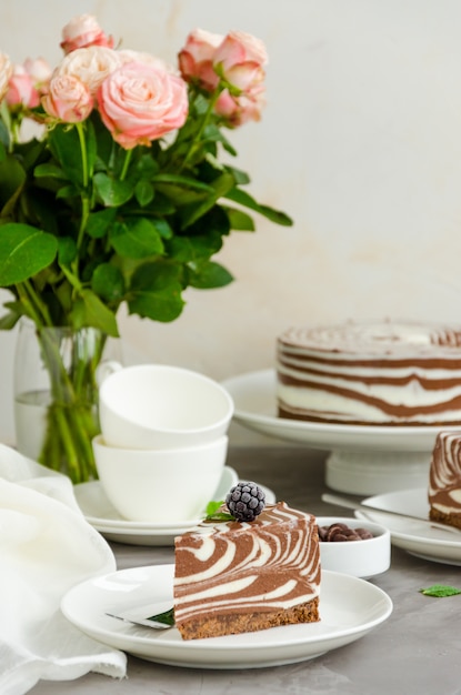 Gâteau au fromage sans marbre au zèbre avec des couches de vanille et de chocolat