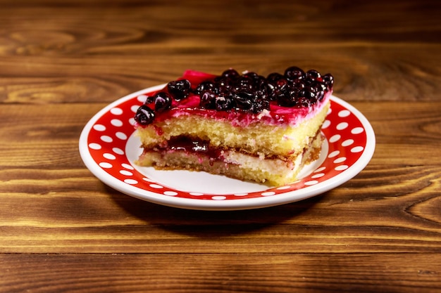 Gâteau au fromage savoureux au cassis sur table en bois