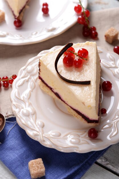 Gâteau au fromage savoureux avec des baies sur la table se bouchent