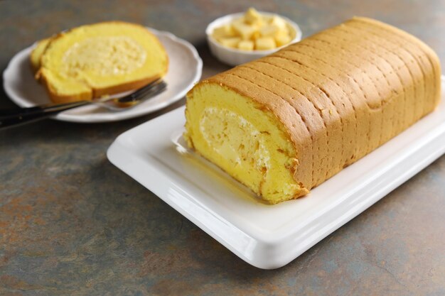 Photo gâteau au fromage servi sur une assiette blanche