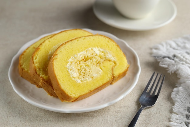 Gâteau au fromage servi sur une assiette blanche