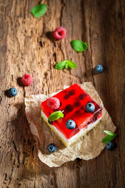 Gâteau au fromage sucré à base de gelée et de baies