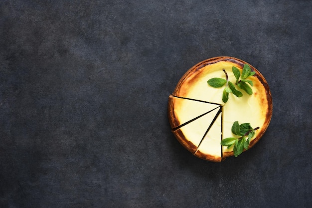 Gâteau au fromage à la vanille sur fond de béton noir. Vue de dessus.Publicité. Menu du restaurant.