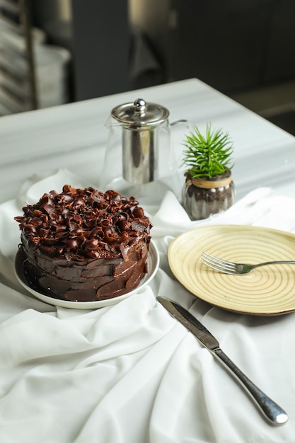 Gâteau au fudge au chocolat servi sur la table de nourriture vue de dessus café cuire le dessert