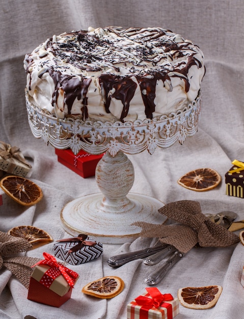 Gâteau au glaçage au chocolat. Gâteaux de Noël et du nouvel an