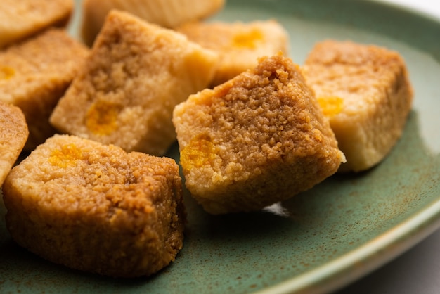 Gâteau au lait indien kalakand ou doux Alwar ka Mawa servi dans une assiette