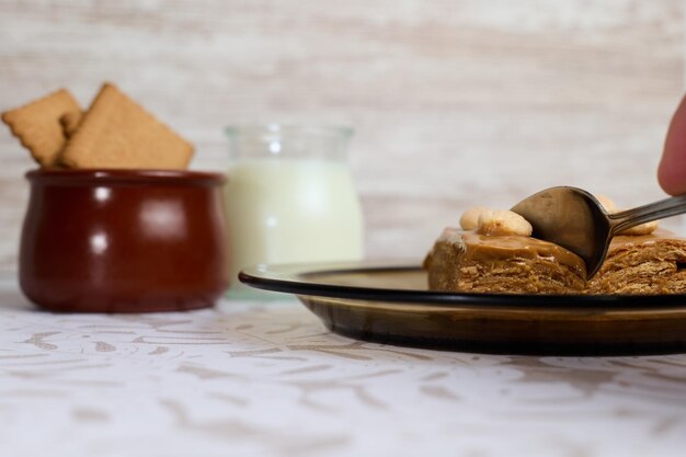 Gâteau au lait sucré sur fond blanc avec du lait et des biscuits