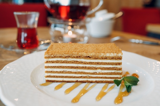 Gâteau au miel sur une assiette décorée de menthe