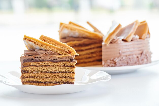 Gâteau au miel au caramel soufflé fait maison sur une assiette blanche. Photo de dessert de vacances pour le menu du restaurant de confiserie